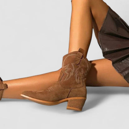 Aurora | Botines western con bordados elegantes